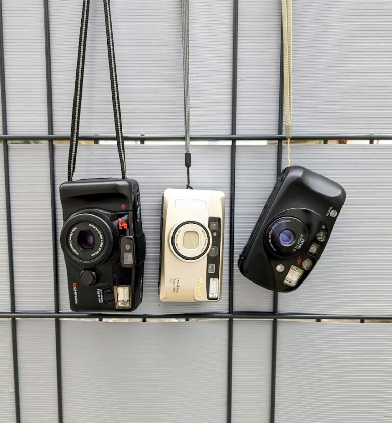 Drei analoge Kompaktkameras von Chinon, Nikon und Yashica