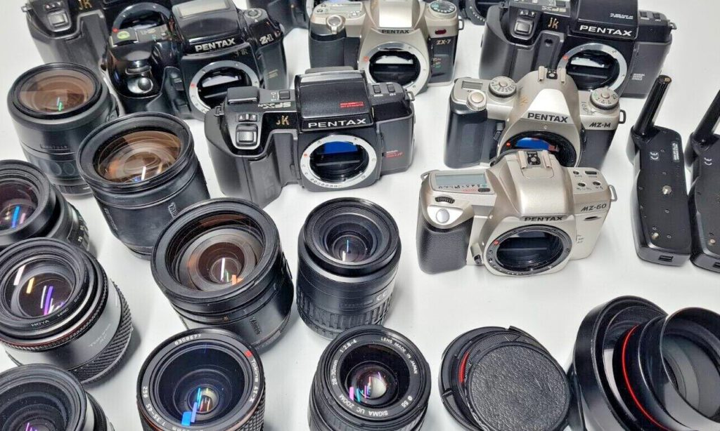 Sammlung aus Pentax-Spiegelreflexkameras, Objektiven und Zubehör